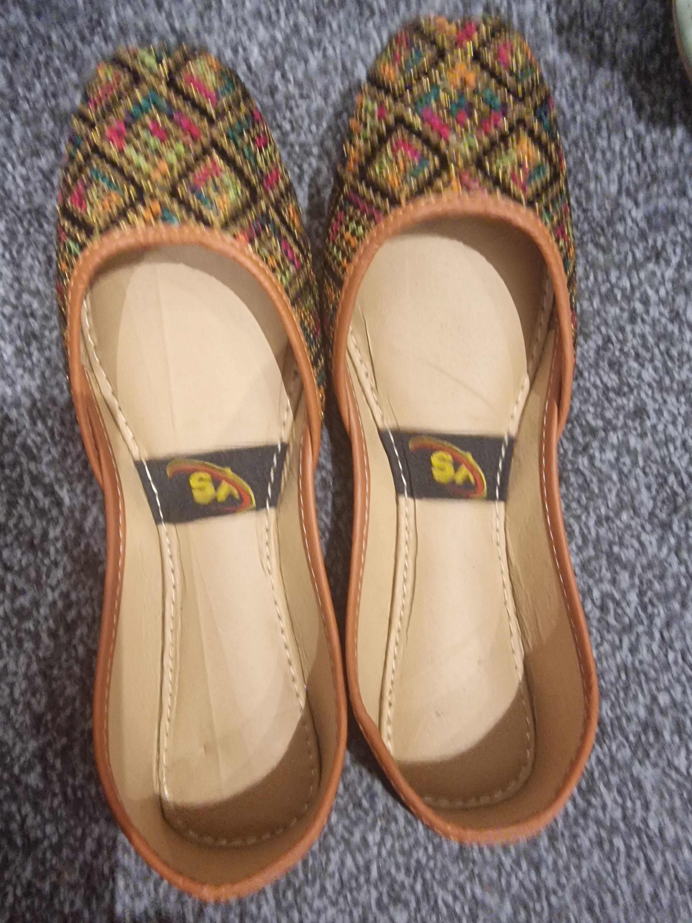 Embroidered khussa-06