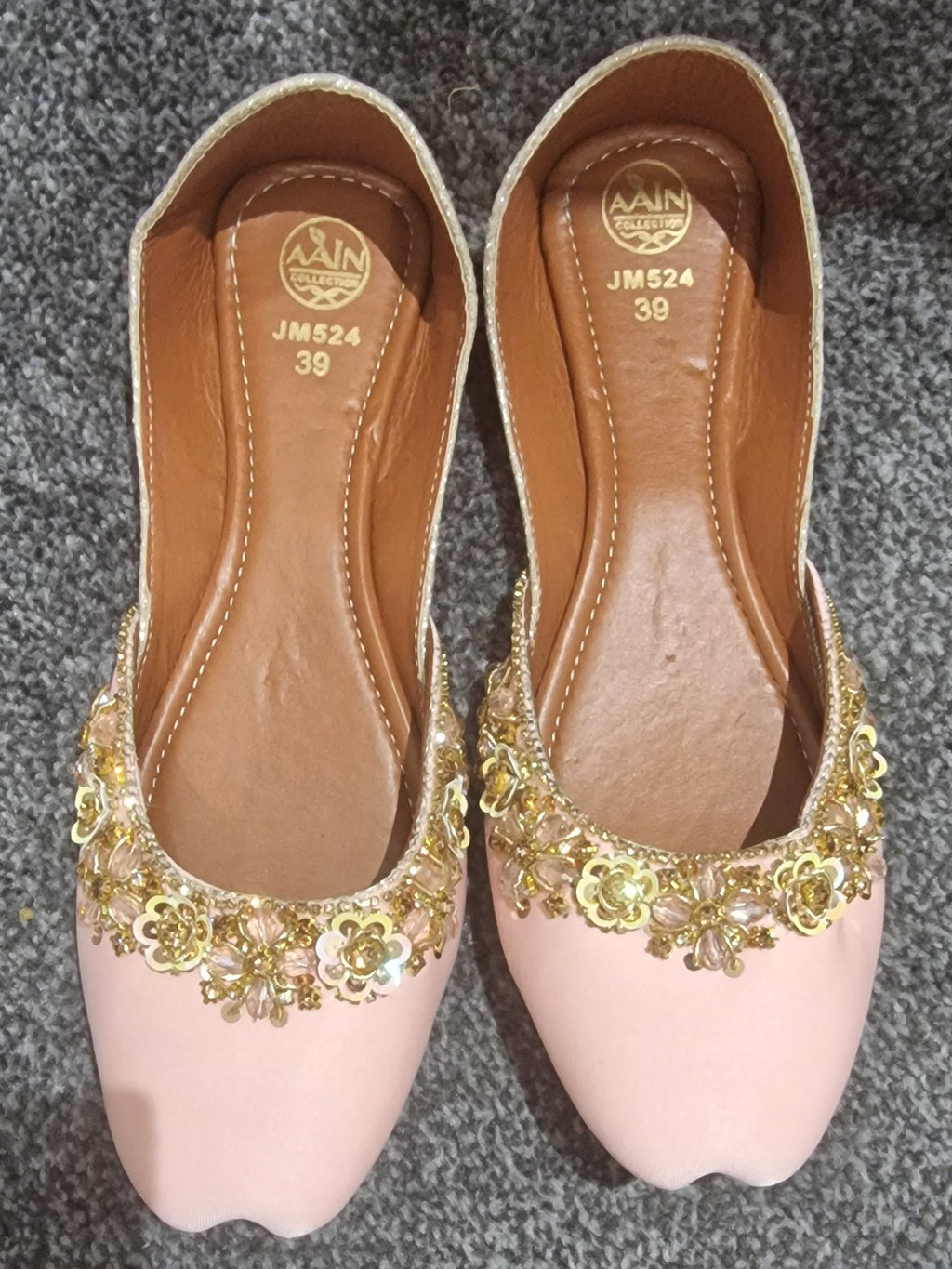 Embroidered khussa-02